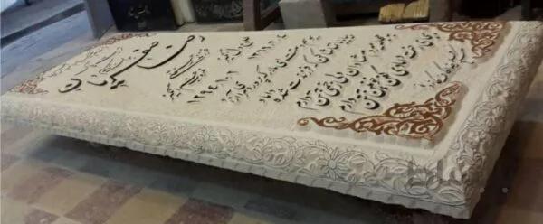 سنگ نیریز طراحی متن و گل برجسته