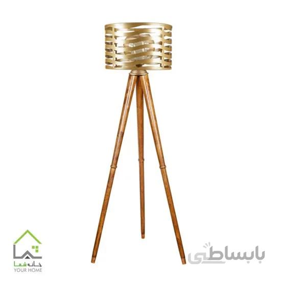 آباژور ایستاده کنارسالنی