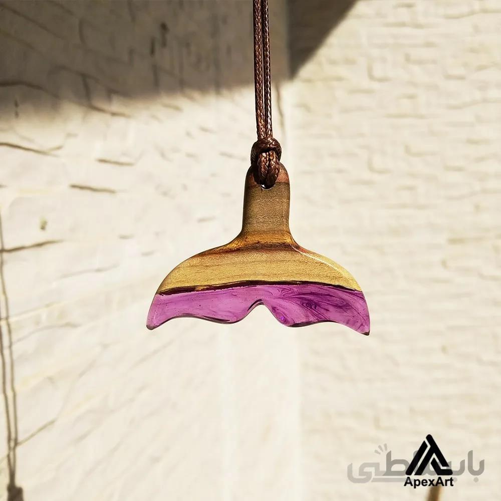 گردنبند چوب و رزین طرح دم دولفین