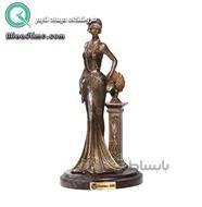 مجسمه زن و طاووس برند گلدن گیفت کد 405