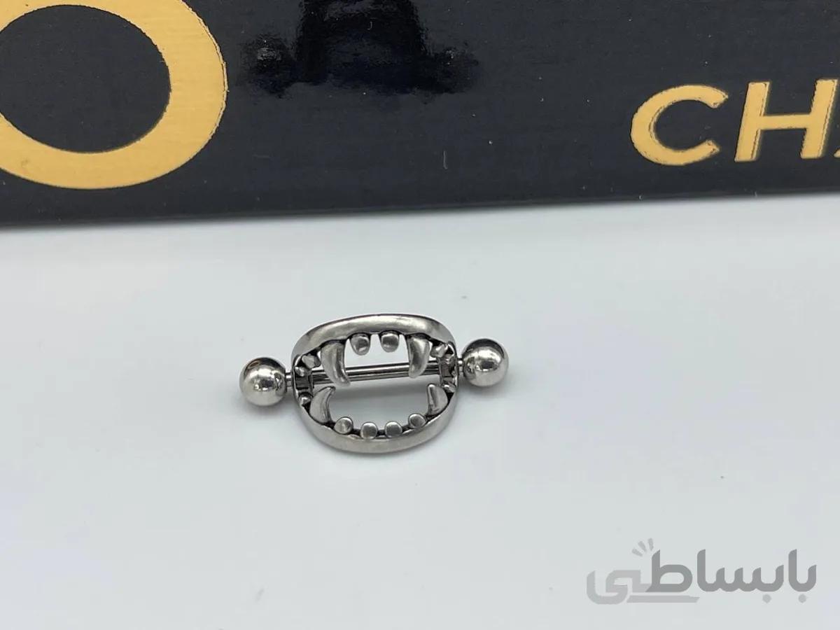 پیرسینگ نیپل طرح دندون خوناشام