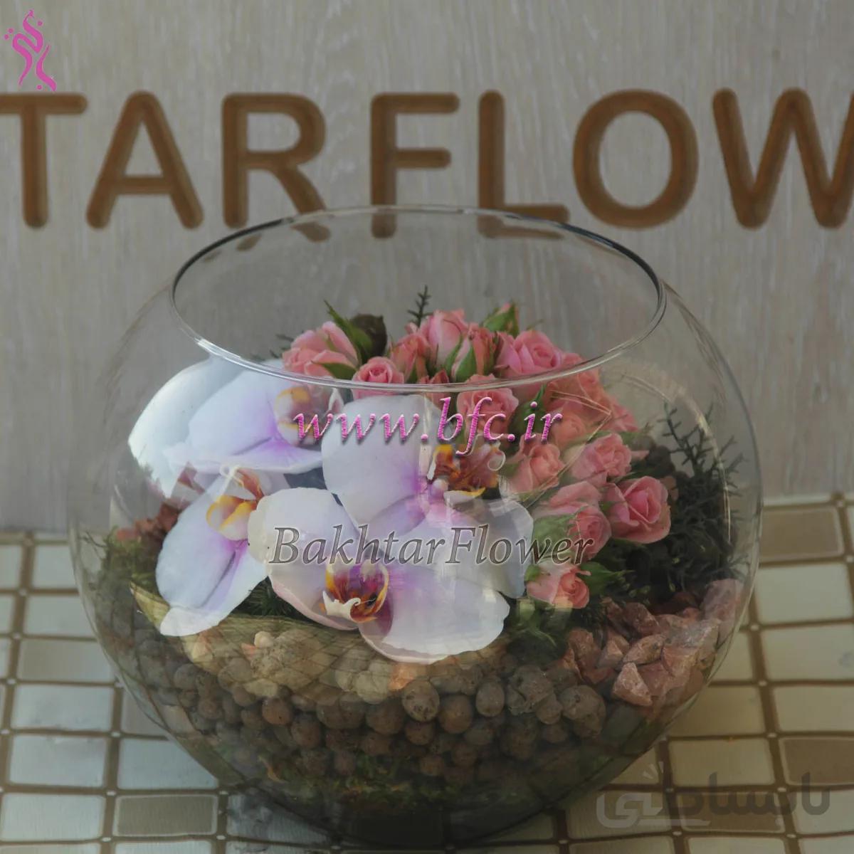 گلدان شیشه ای با گل