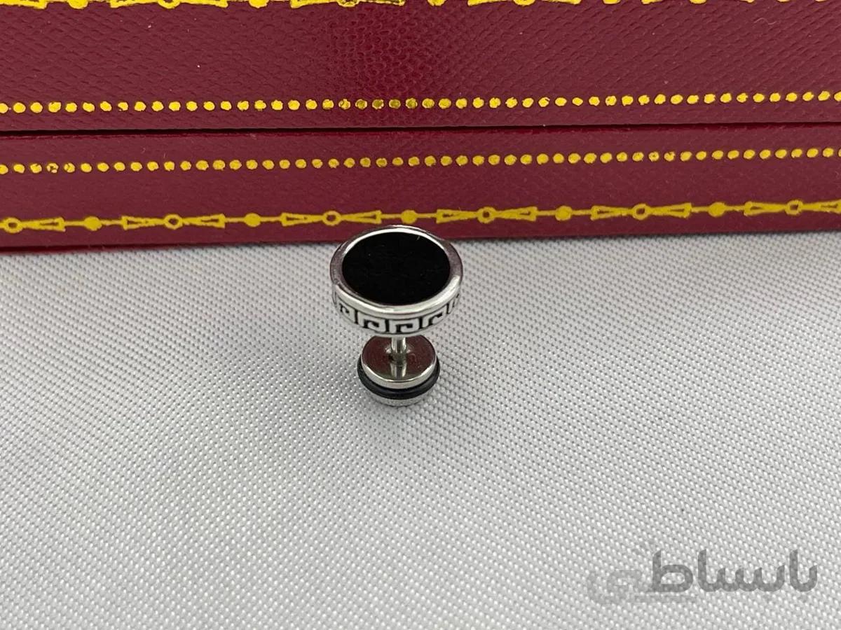 پیرسینگ گوش با سنگ مشکی و نقش کاری