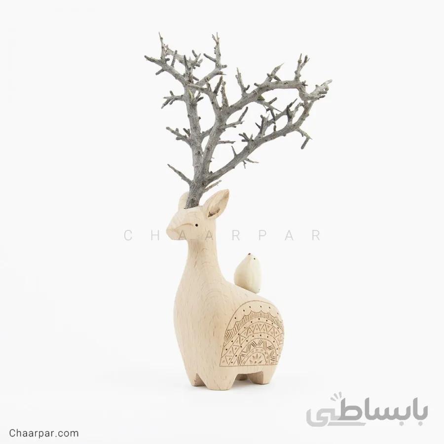 گوزن با شاخ طبیعی و یک پرنده