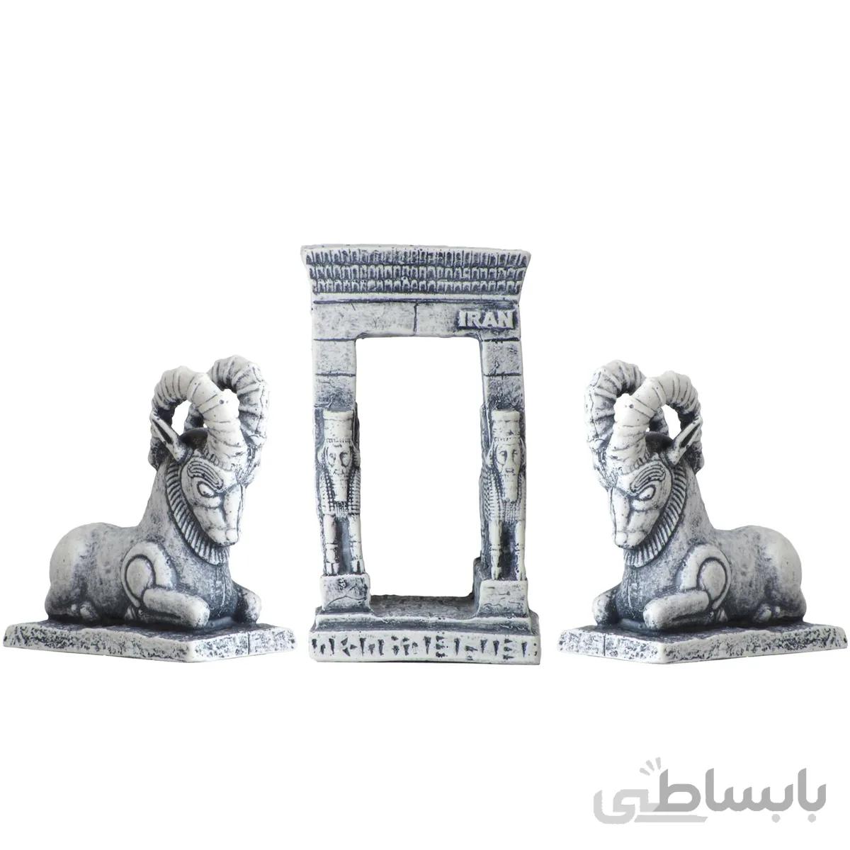 مجسمه دروازه ملل و قوچ نشسته مجموعه سه عددی