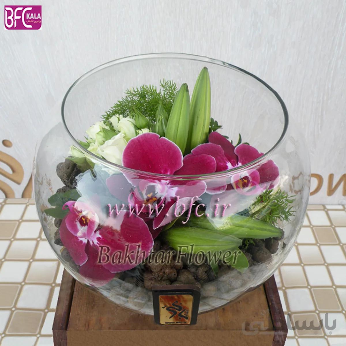 گلدان شیشه ای با ارکیده و رز
