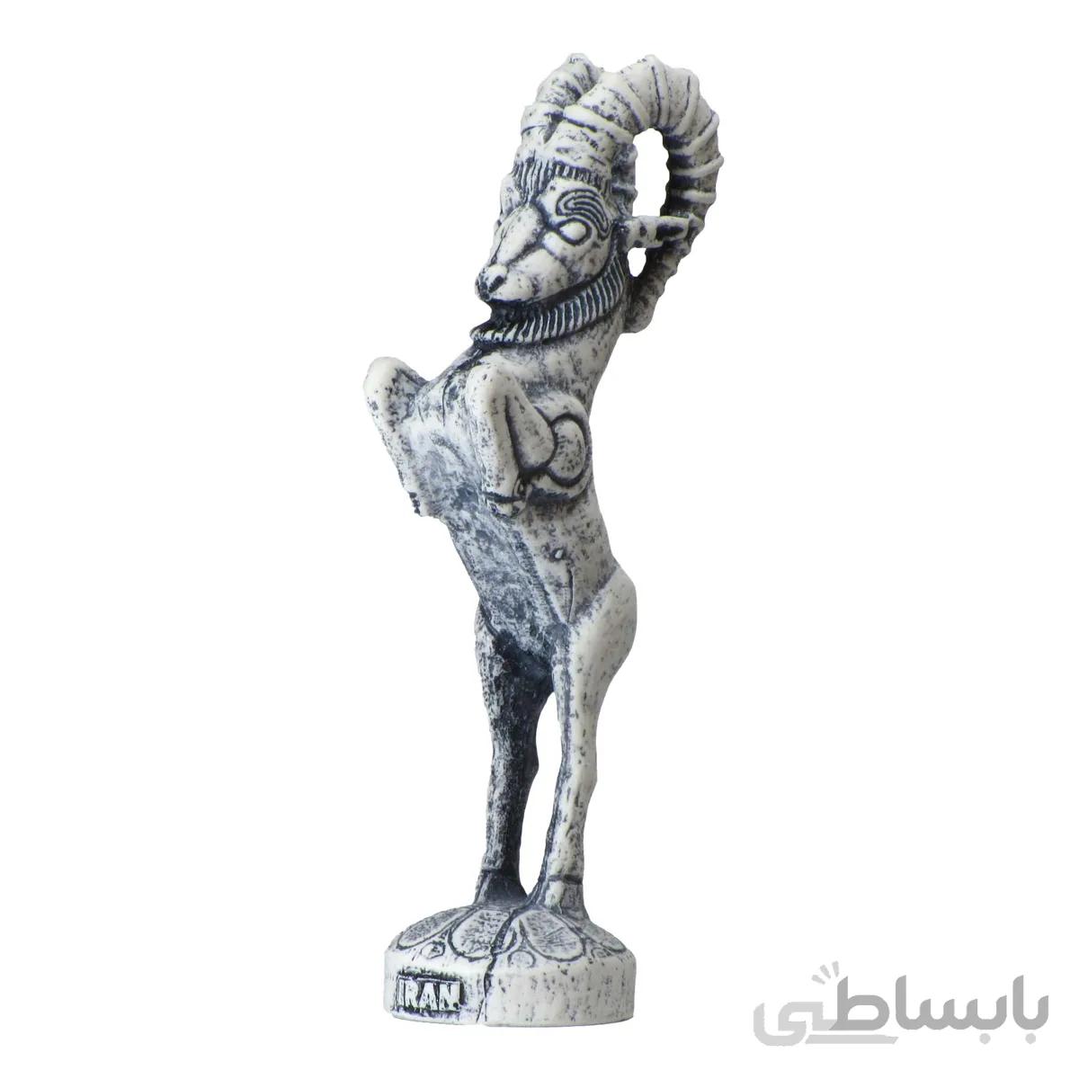 مجسمه قوچ ایستاده