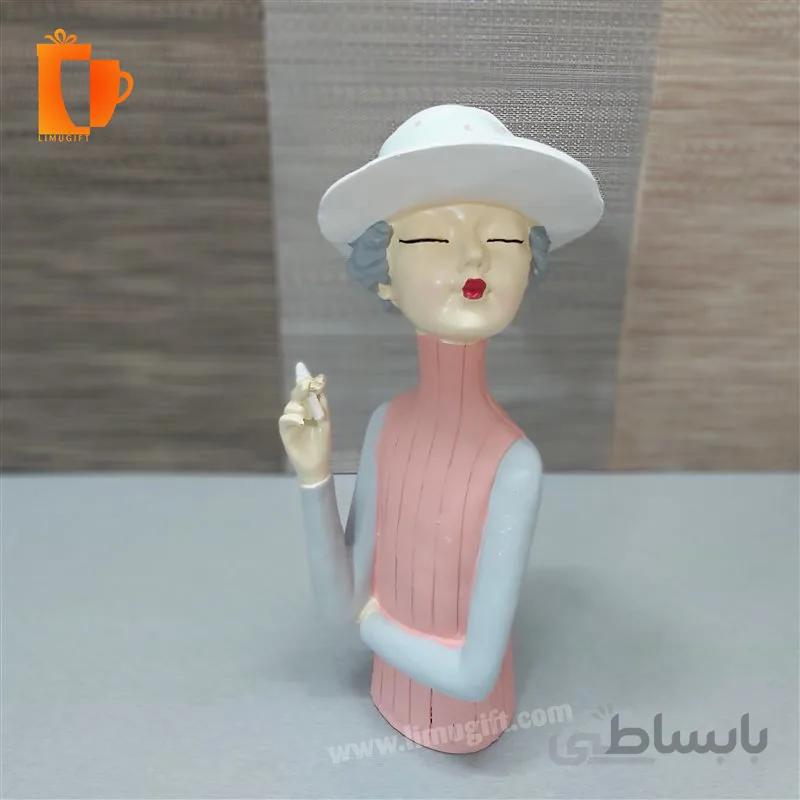 مجسمه پلی استری دختر سیگار به دست