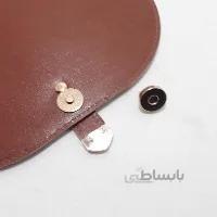 در کیف عسلی تیره 22 در 18 سانت با دکمه آهن ربا