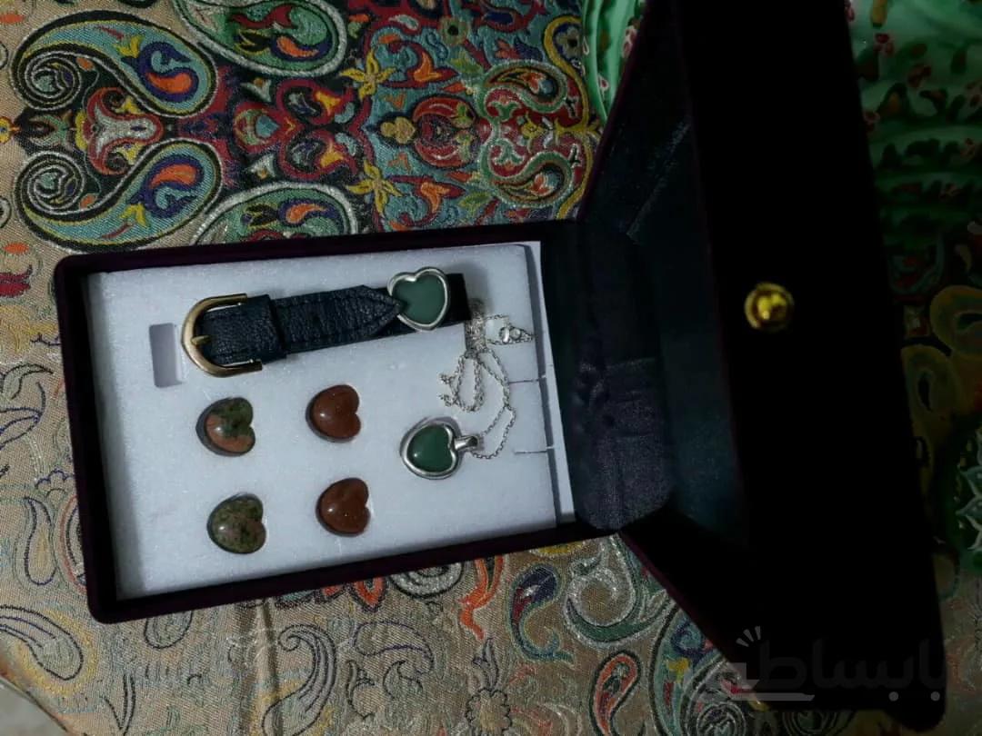 گردنبند و دستبند نقره و چرم با سنگهای درمانی