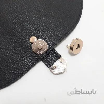 در کیف مشکی 22 در 18 سانت با دکمه آهن ربا