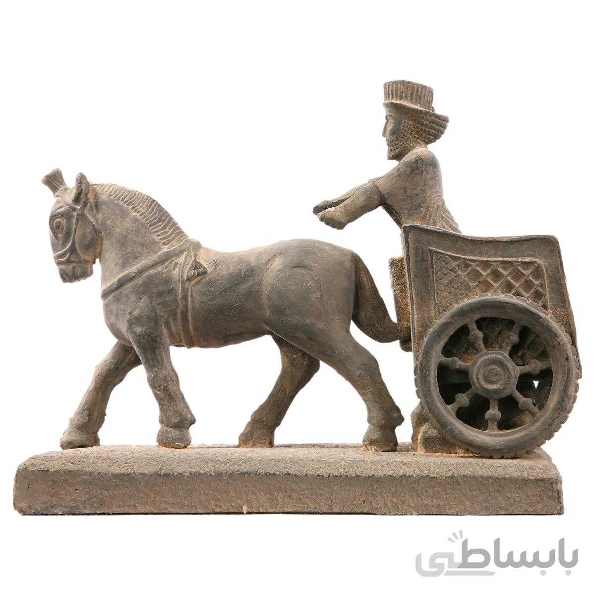 مجسمه تندیس و پیکره شهریار مدل هدیه آور کالسکه ران حجمی کد MO2370