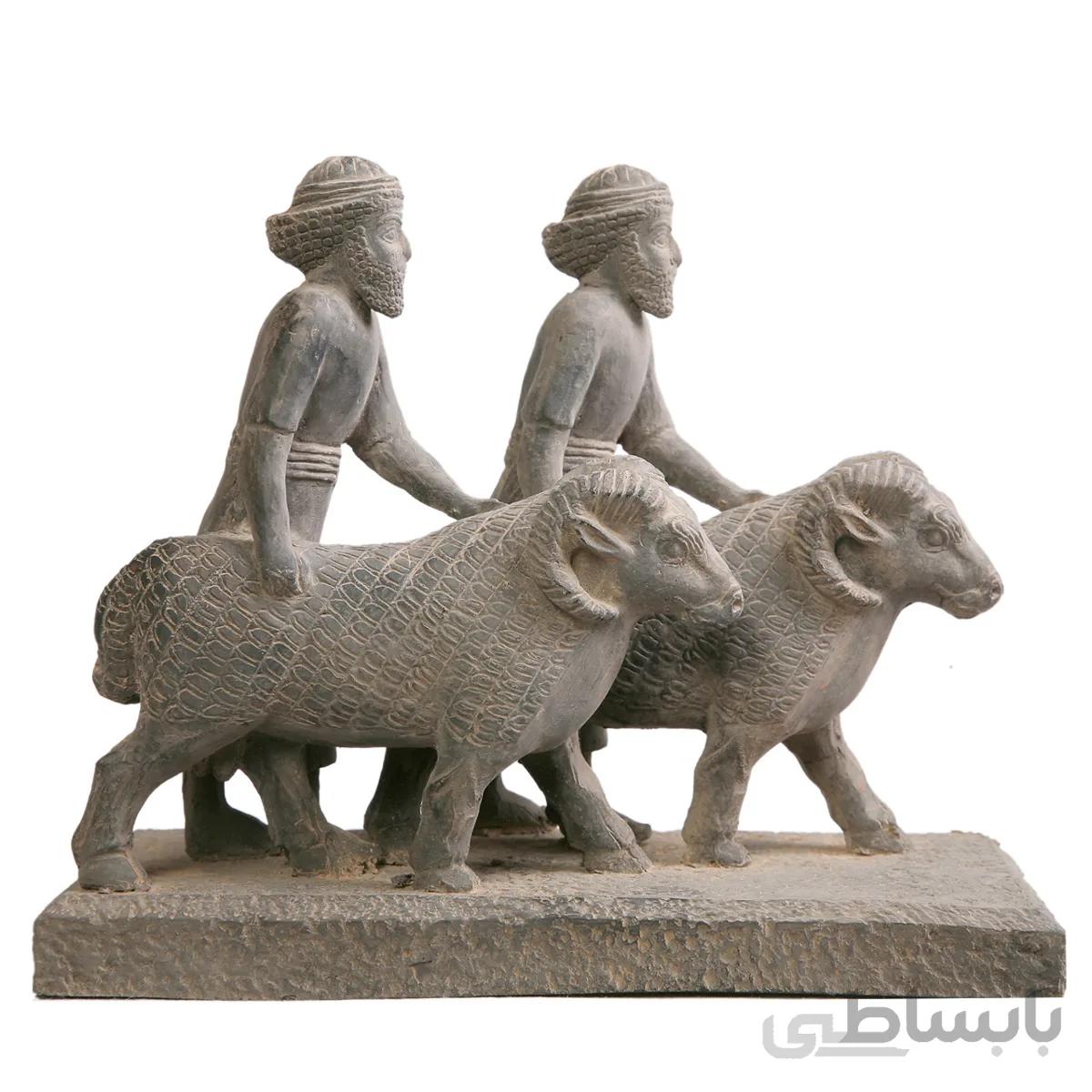 مجسمه تندیس و پیکره شهریار مدل هدیه اور سوری حجمی کد MO2360