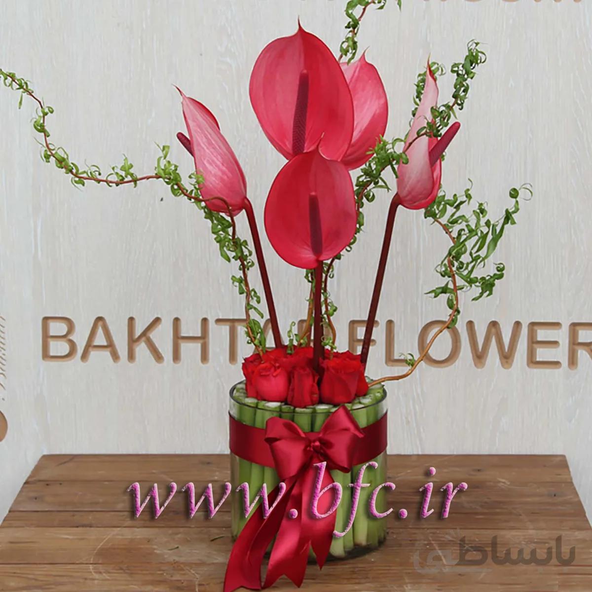 گلدان آنتریوم و رز