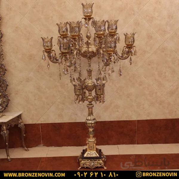 آباژور برنزی ایستاده کنار سالنی شاخه گلناز ۱۷ شعله