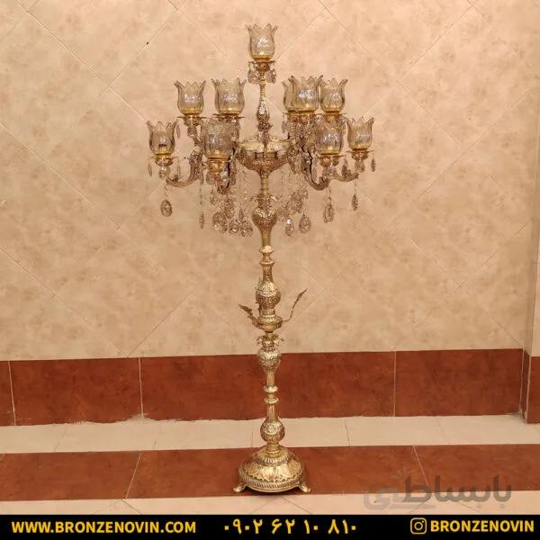 آباژور برنزی ایستاده کنار سالنی طرح دو گل بزرگ