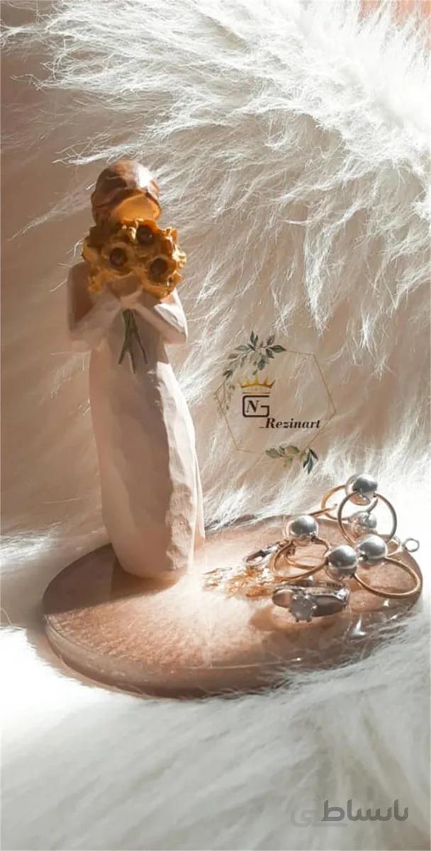 گردنبند کاج از مجموعه دوستی با طبیعت تولید شده از رزین اپوکسی ا Pine necklace from nature-friendly collection made of epoxy resin
