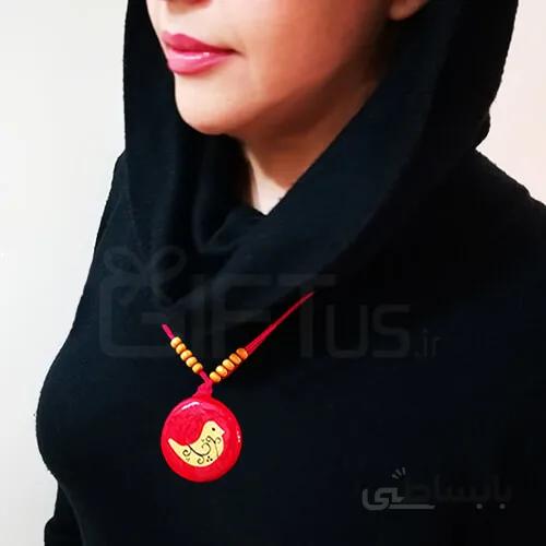 گردن آویز سنگی مرغ آمین نقاشی شده با دست مشکی