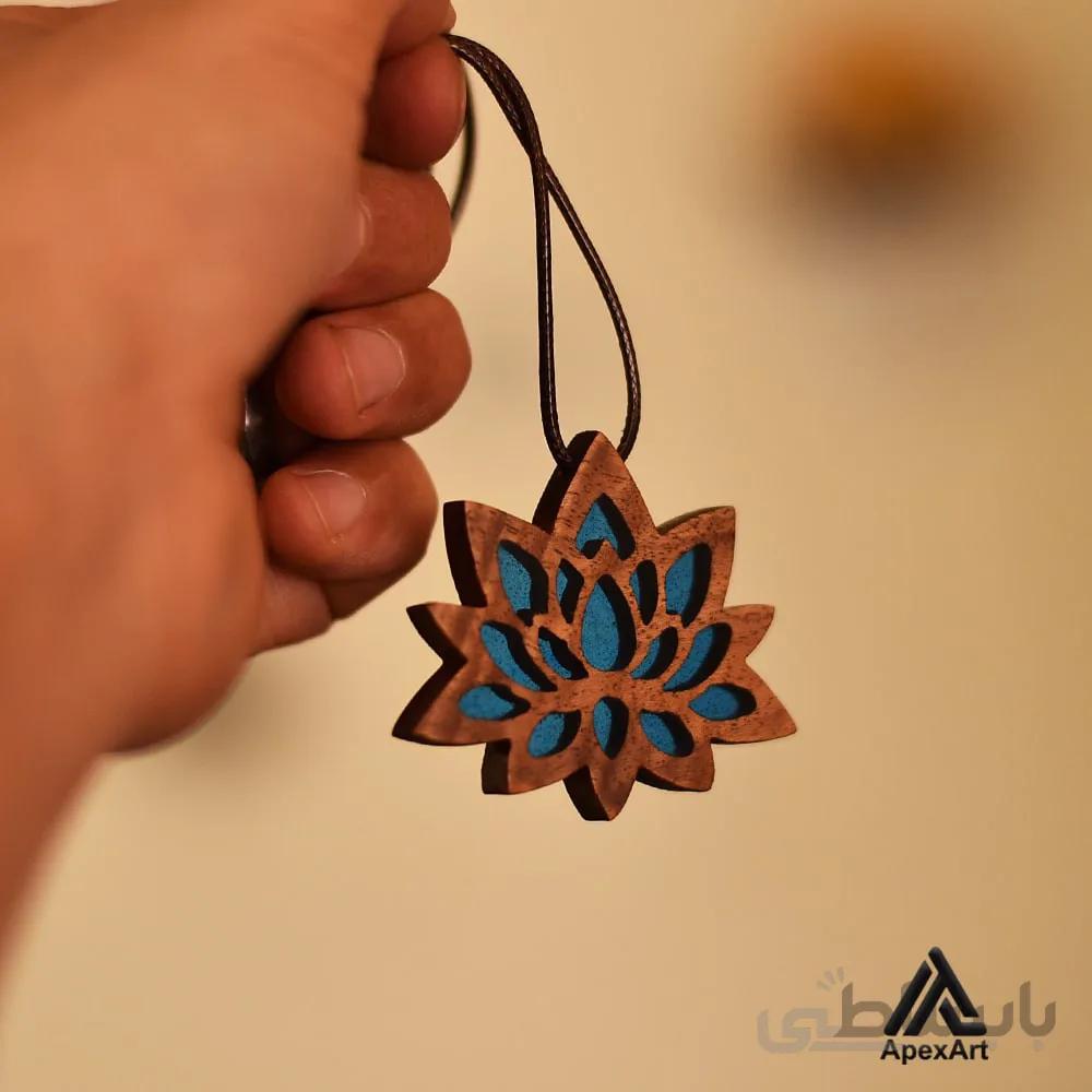 گردنبند چوبی و رزینی طرح نیلوفر