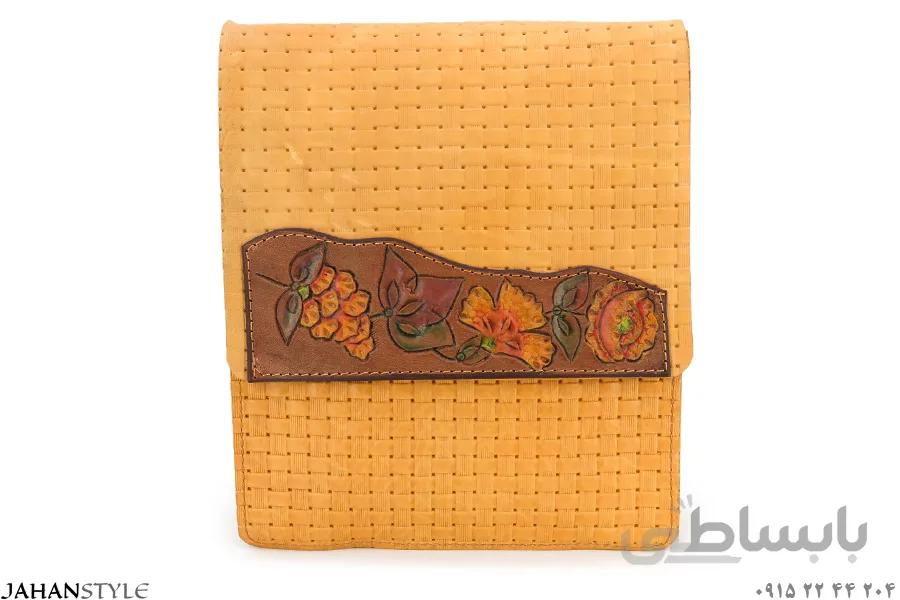 کیف دوشی چرم طبیعی قلم‌زنی طرح گل