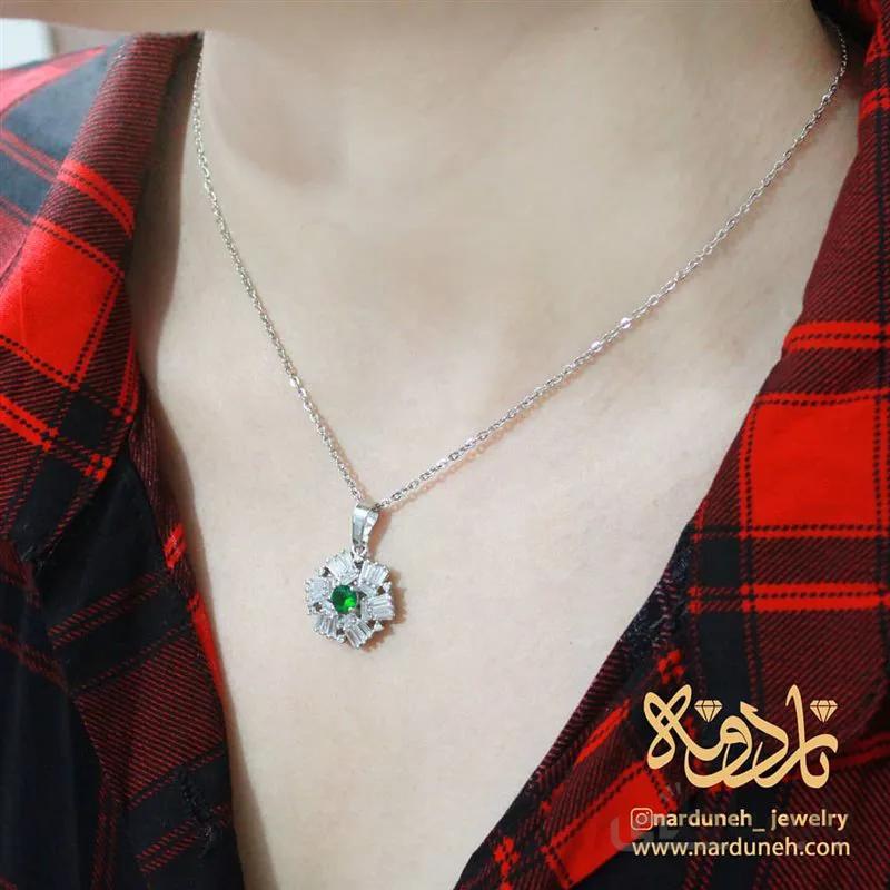 گردنبند باگت نگین سبز