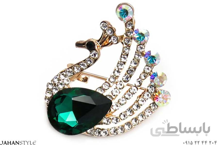 گل سینه طرح طاووس سبز