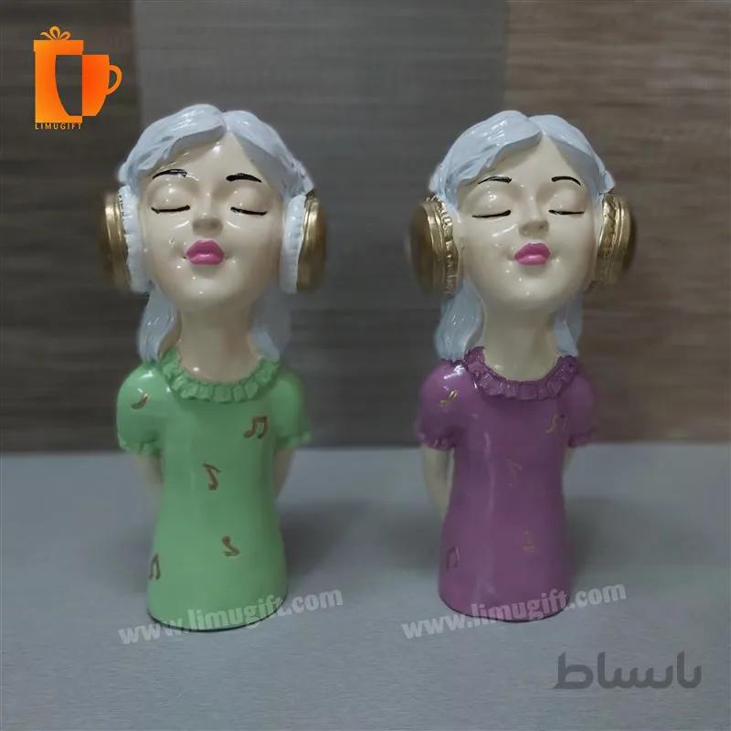 مجسمه پلی استری دختر هدفونی