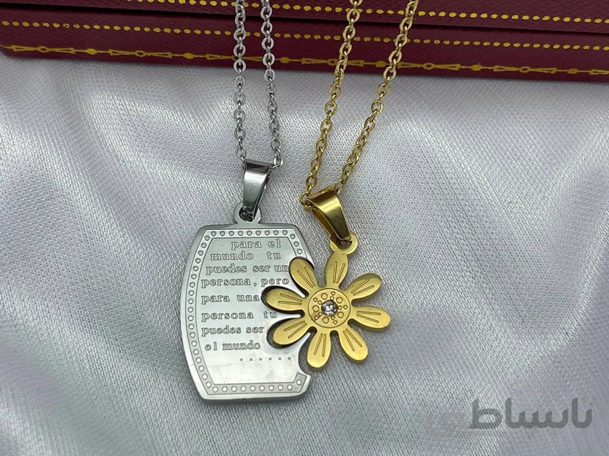 گردنبند دونفره طرح گل طلایی و نوشته اسپانیایی
