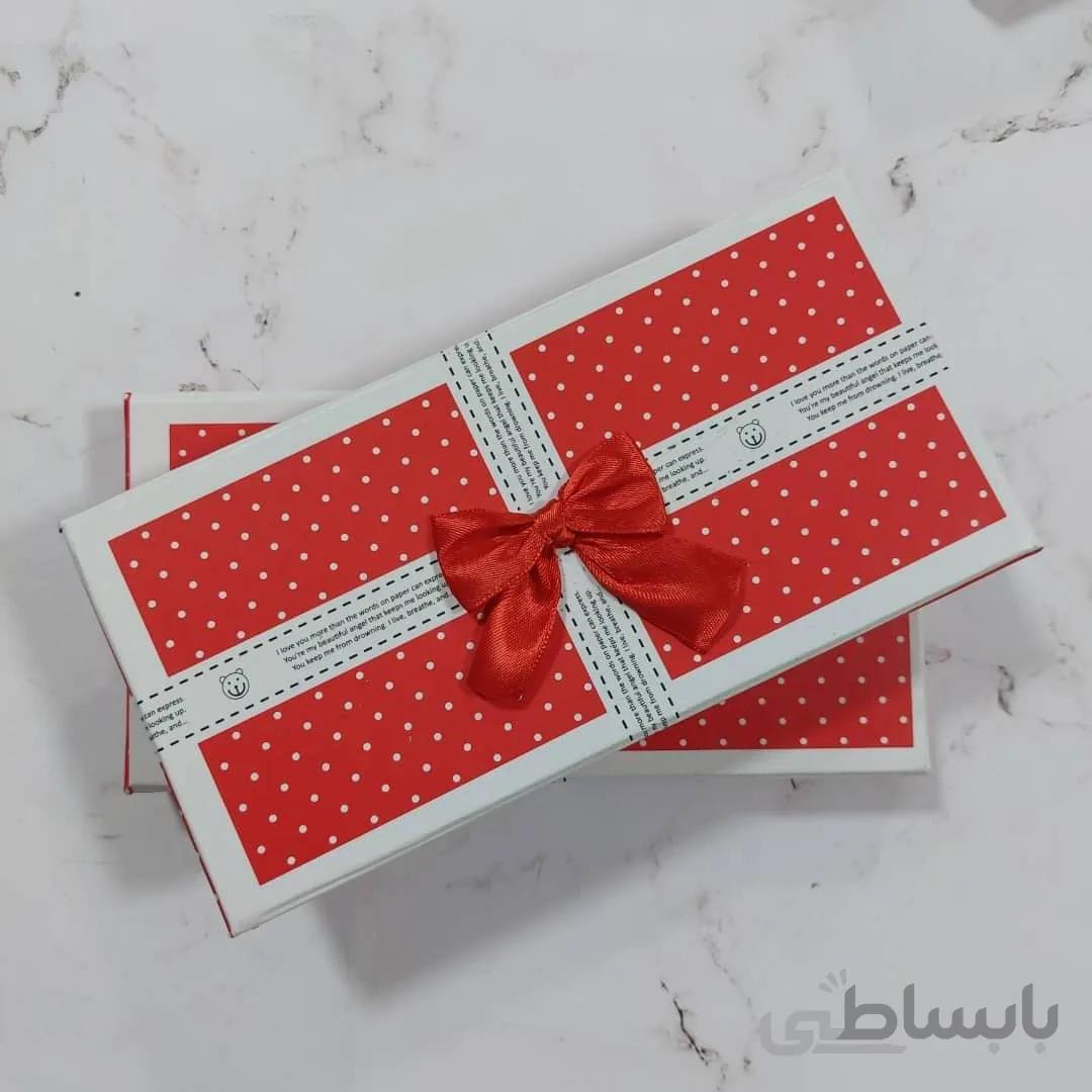جعبه کادویی تخت قرمز با پاپیون