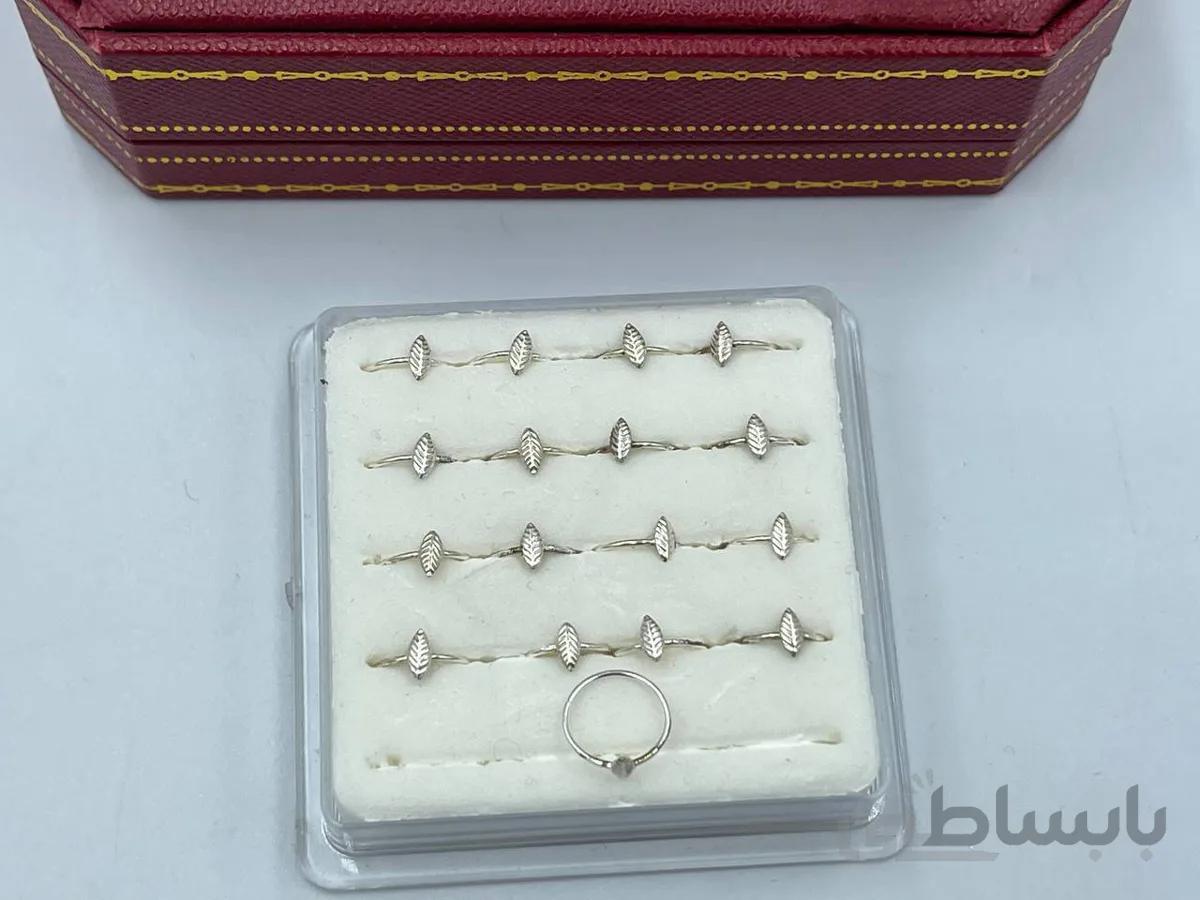 پیرسینگ بینی طرح برگ