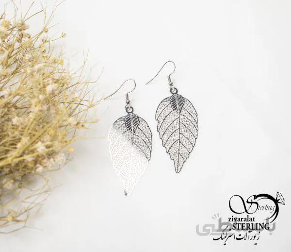 گوشواره آویز سفید طرح برگ