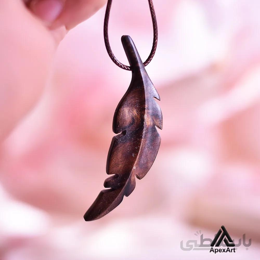 گردنبند چوبی طرح پر