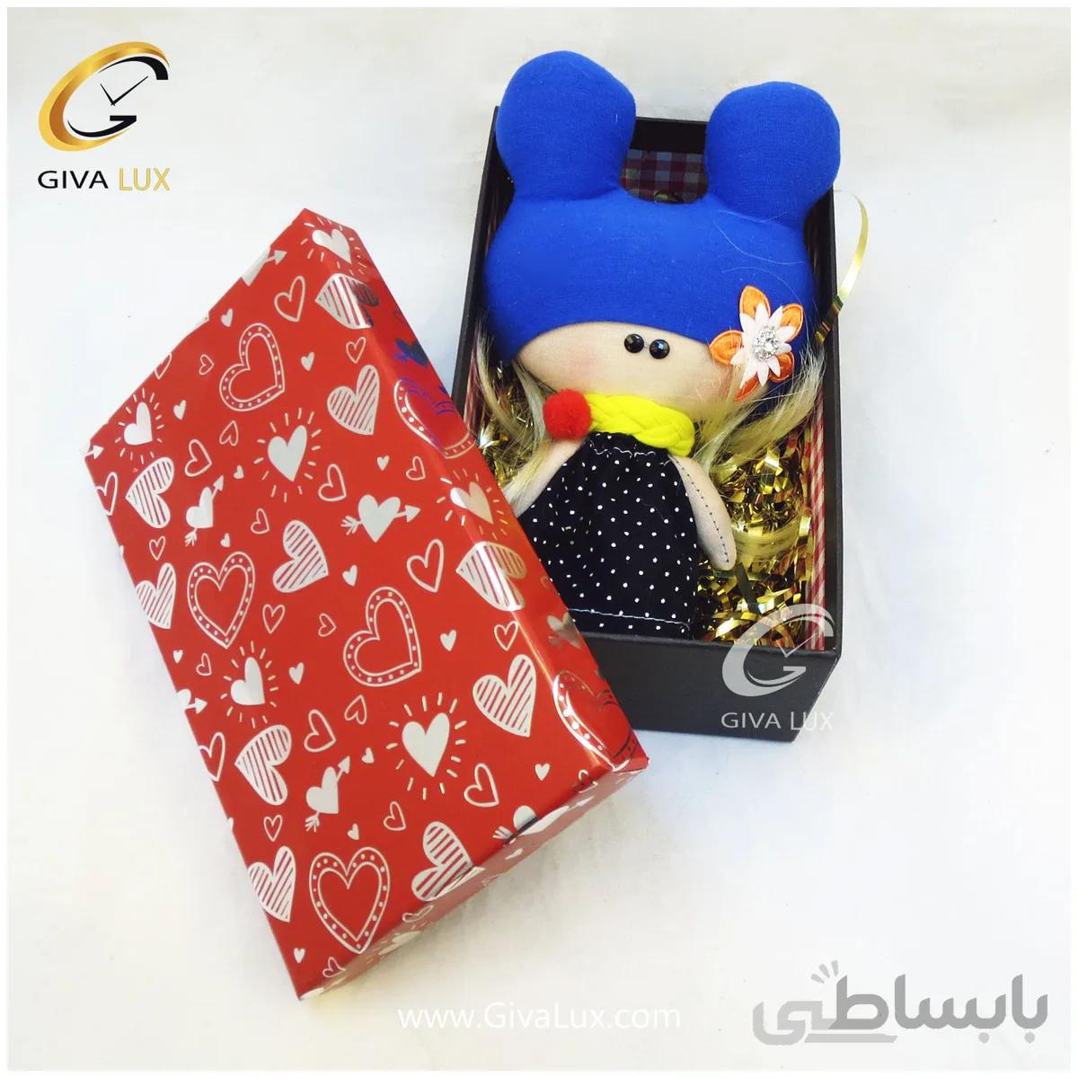 پک کادویی شامل عروسک دخترانه و جعبه قرمز