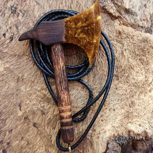 گردن آویز طرح تبر (چوبی)