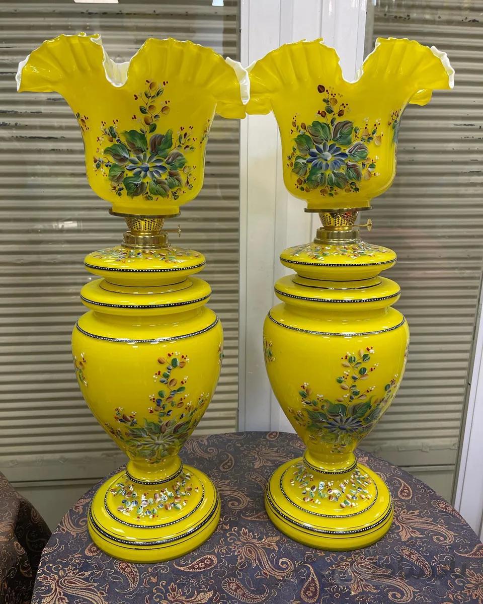 یک جفت چراغ دوپوست آنتیک ارتفاع ۶۵ سانت کاملا سالم و درجه یک قابل استفاده خوش رنگ و کمیاب