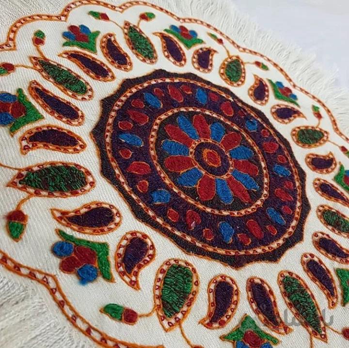 پته رومیزی گرد طرح بوته جقه کد ۱۰۱۶۸۶