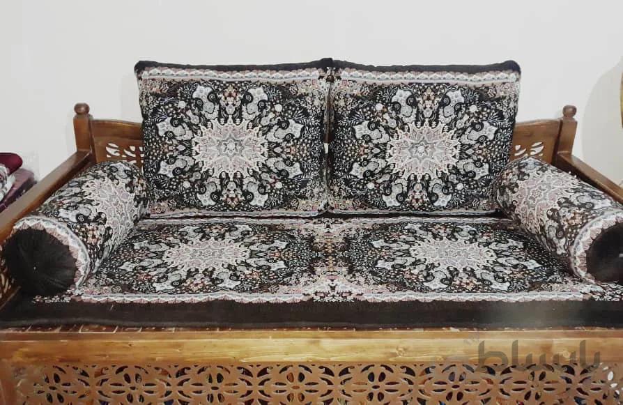 تشک نمدی و بالش قهوه ای تخت سنتی
