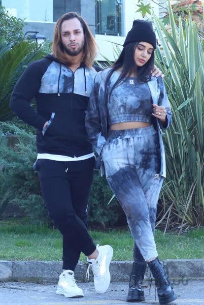 ست زن مرد ابرو بادی ا Men and women set code 208 hoodie and pants with black zipper design