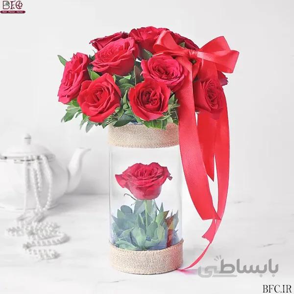 گلدان شیشه ای با گل