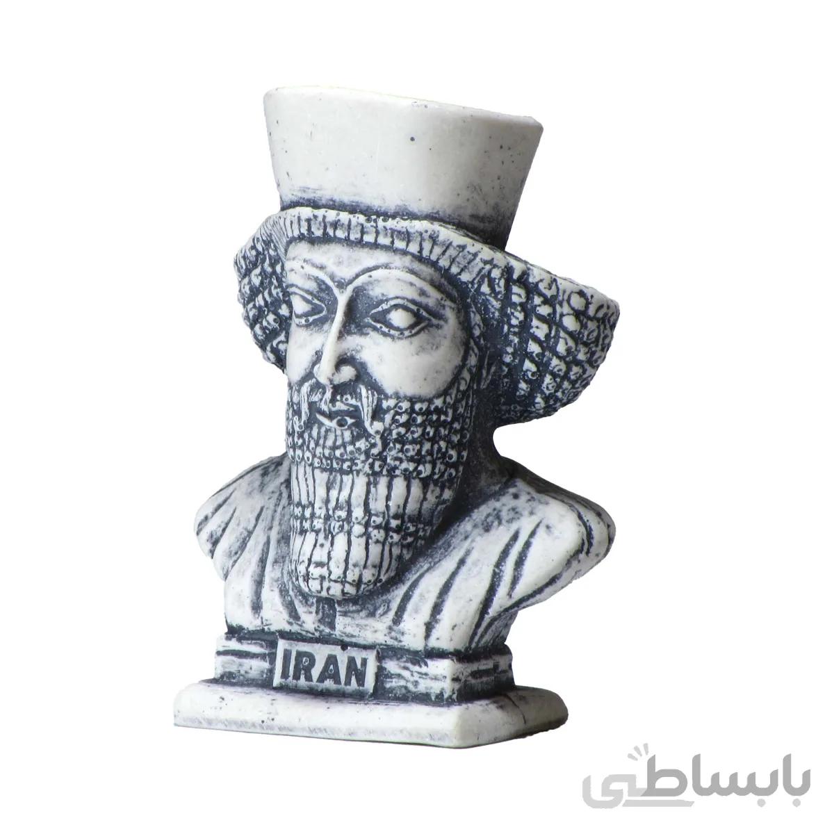 مجسمه سردیس داریوش با کلاه