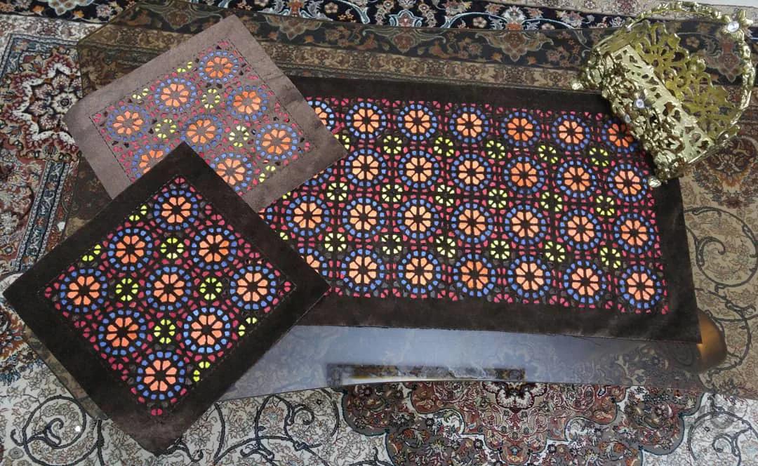 ست جلو مبلی و میز عسلی سوخته کاری شده کد ۱۰۴۷