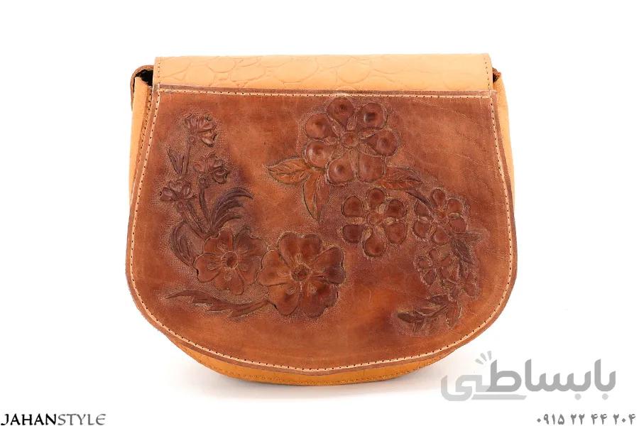 کیف دوشی چرم طبیعی قلم‌زنی طرح شکوفه