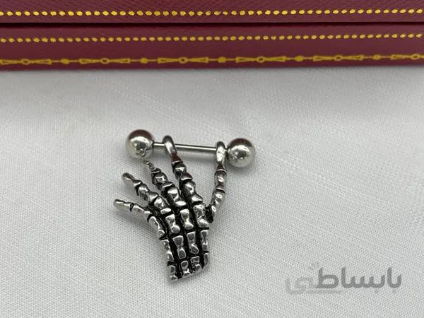 پیرسینگ سینه طرح دست سیلور مشکی