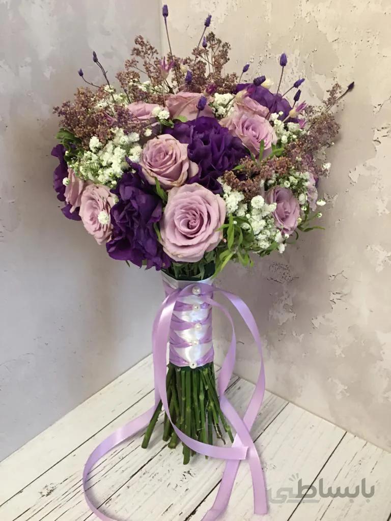 دسته گل عروس با رز یاسی و گل خشک