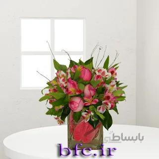 گلدان گل رز و آلسترومریا