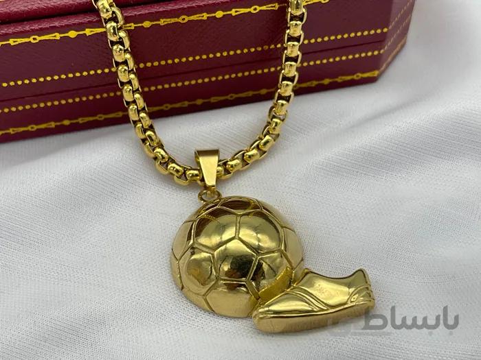 گردنبند ورزشی کفش و توپ فوتبال