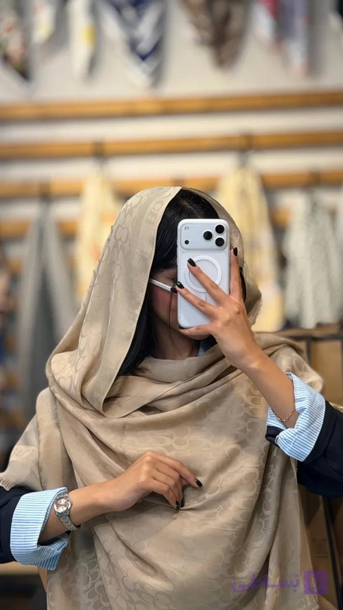 شال ژاکارد در رنگبندی مارک کوچ