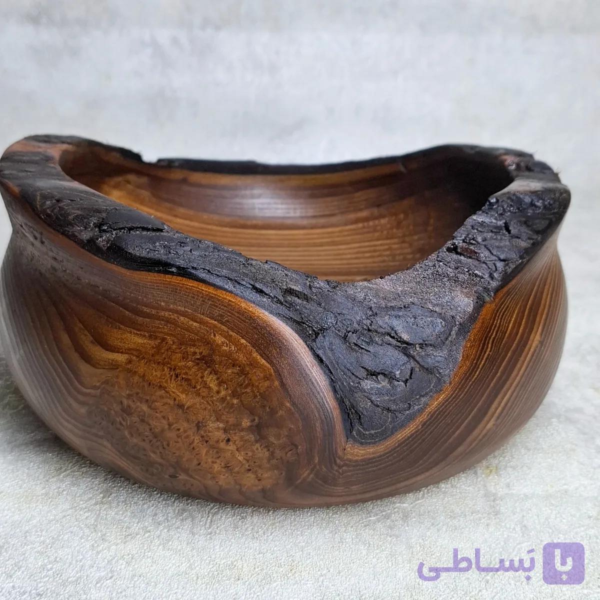 کاسه چوبی دفُرمه و لبه پوستی