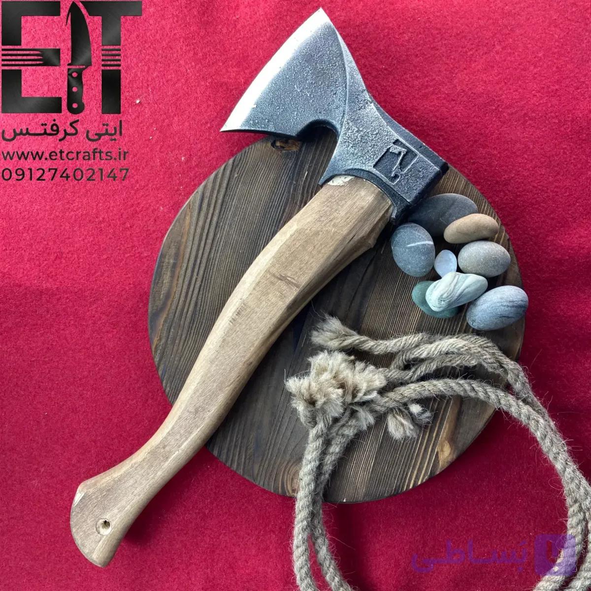 تبر فولادی طرح جدید سعید بیات (تیغه فولاد ریخته‌گری و دسته چوب نارون ۴۰ سانتی‌متری) دست ساز زنجان — تصویر 1