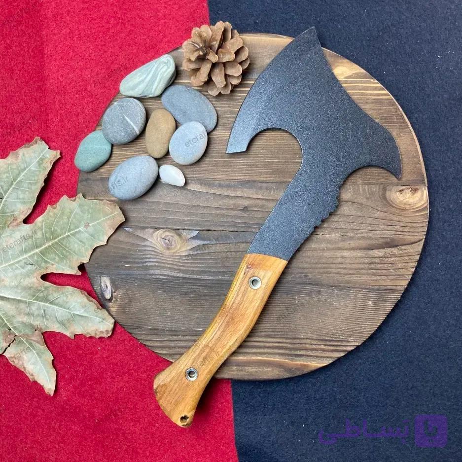 تبر فولادی یک تکه سعید بیات رنگ کوره مدل کوله ای یخ‌شکن‌ با دسته چوب طبیعی جنگلی (دست‌ساز زنجان) — تصویر 1
